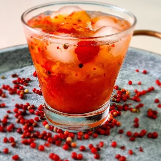 CAIPIROSKA DE MORANGO, CARABOLA E PIMENTA ROSA